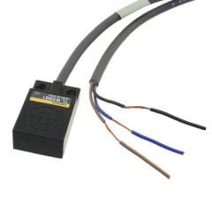 TL-W5MB1  OMRON 18x10x31MM 10-30VDC BESLEME PNP NO 5MM ALGILAMA 2MT KABLOLU KÜBİK ENDÜKTİF SENSÖR